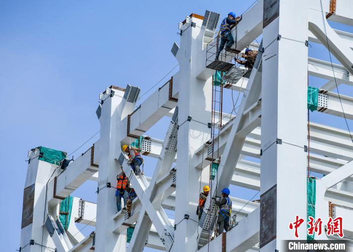 圖為海南商業(yè)航天發(fā)射場1號工位建設(shè)現(xiàn)場，工人正緊鑼密鼓施工?！●樤骑w 攝