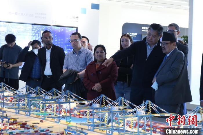 駐華使節(jié)和外交官參訪北部灣港智慧港口創(chuàng)新中心?！￡惽锵?攝