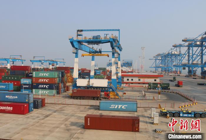北部灣港欽州自動化集裝箱碼頭?！￡惽锵?攝