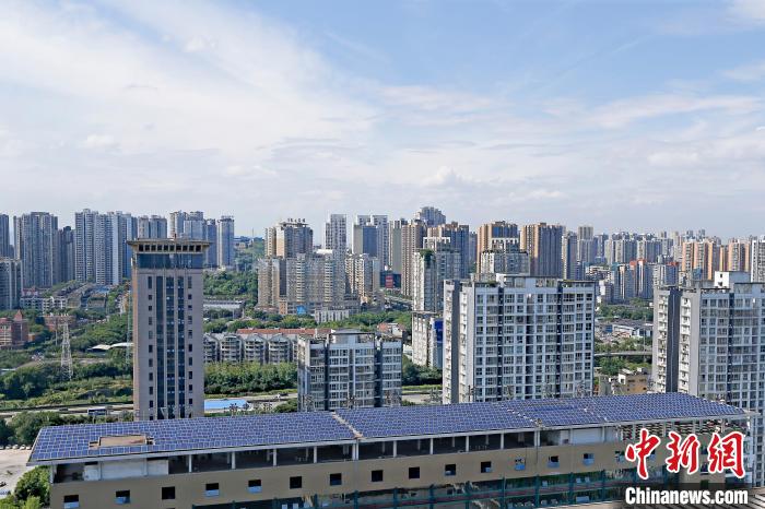 圖為輝騰能源在重慶市九龍坡區(qū)留學(xué)生創(chuàng)業(yè)園屋頂建設(shè)的光伏發(fā)電示范項(xiàng)目?！∈茉L企業(yè)供圖