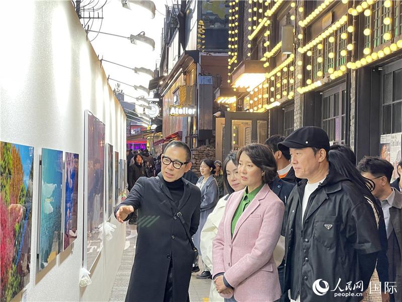 韓國中小風(fēng)險(xiǎn)企業(yè)部長官李永參觀梨泰院街頭藝術(shù)展。實(shí)習(xí)生 許鵬飛攝