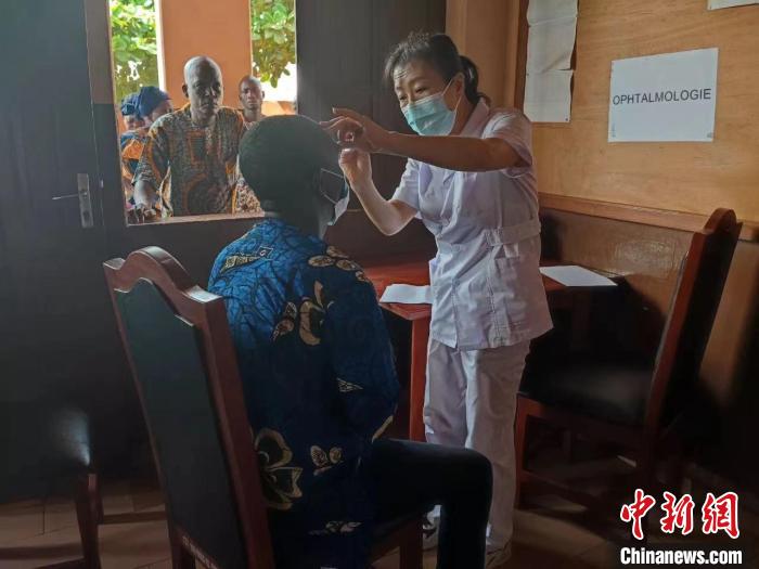 義診現(xiàn)場。　中國(寧夏)第26批援貝寧醫(yī)療隊 供圖