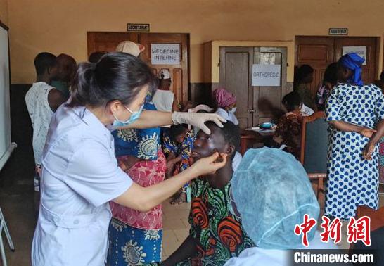 義診現(xiàn)場?！≈袊?寧夏)第26批援貝寧醫(yī)療隊 供圖