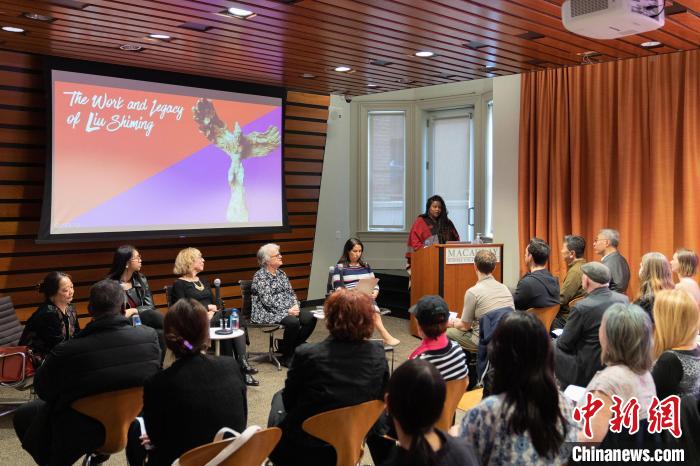 4月11日，紐約市立大學(xué)麥考利榮譽(yù)學(xué)院院長(zhǎng)達(dá)拉·伯恩主持劉士銘雕塑作品《想飛的人》收藏揭幕儀式?！⑹裤懰囆g(shù)基金會(huì) 供圖