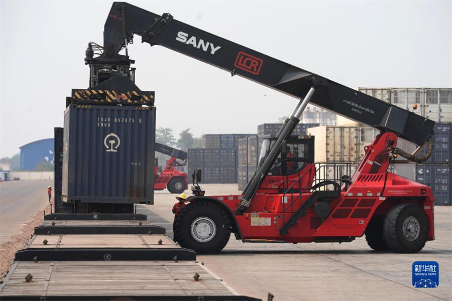 4月15日，老中鐵路有限公司的工人在老撾萬象南站裝載貨物。萬象南站是中老鐵路老撾段主要貨運(yùn)站，靠近老撾與泰國邊境。因其獨(dú)特的地理位置和物流轉(zhuǎn)運(yùn)配送區(qū)位優(yōu)勢，萬象南站成為中老泰等國貨物中轉(zhuǎn)的“旱碼頭”。新華社記者 邢廣利 攝