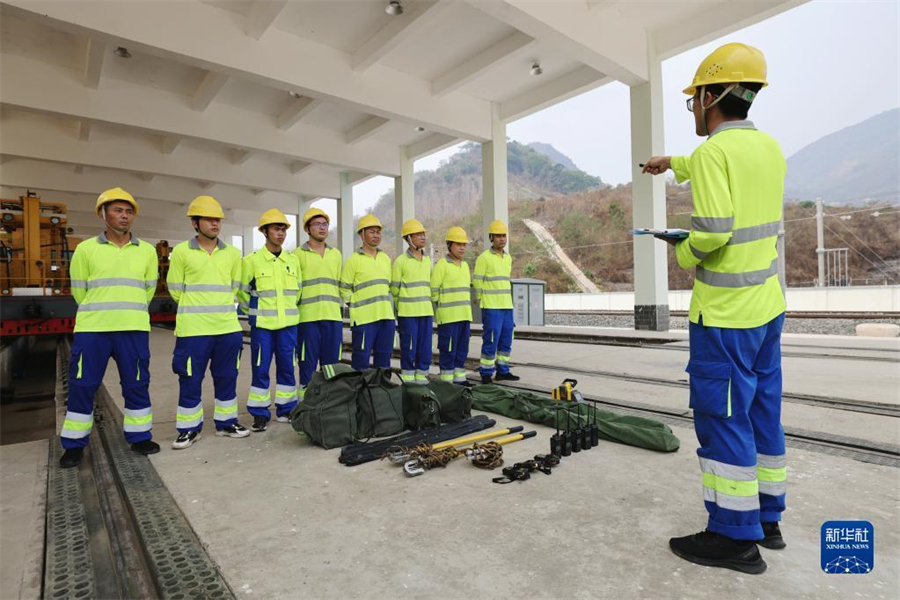 4月17日，瑯勃拉邦維保管理中心的工人在老撾瑯勃拉邦站附近進(jìn)行接觸網(wǎng)維修保養(yǎng)演練。瑯勃拉邦維保管理中心由中國鐵路昆明局集團(tuán)公司普洱基礎(chǔ)設(shè)施段按異地車間管理，根據(jù)昆明鐵路局與老中鐵路有限公司簽訂的中老鐵路固定設(shè)備維管合同，負(fù)責(zé)老撾境內(nèi)磨丁至萬象南段工務(wù)、供電、信號(hào)等固定設(shè)備養(yǎng)護(hù)維修及管理工作。新華社記者 邢廣利 攝