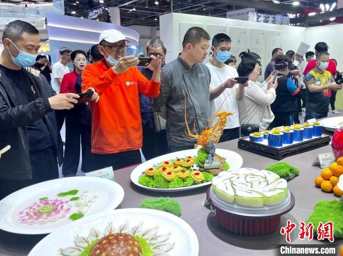 游客對展品充滿興趣?！⊥糨W文 攝