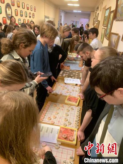 4月21日，莫斯科國立語言大學(xué)孔子學(xué)院附屬中學(xué)舉辦“國際中文日”活動(dòng)，學(xué)生們學(xué)習(xí)中國象棋?！∧箍茋⒄Z言大學(xué)孔子學(xué)院 供圖