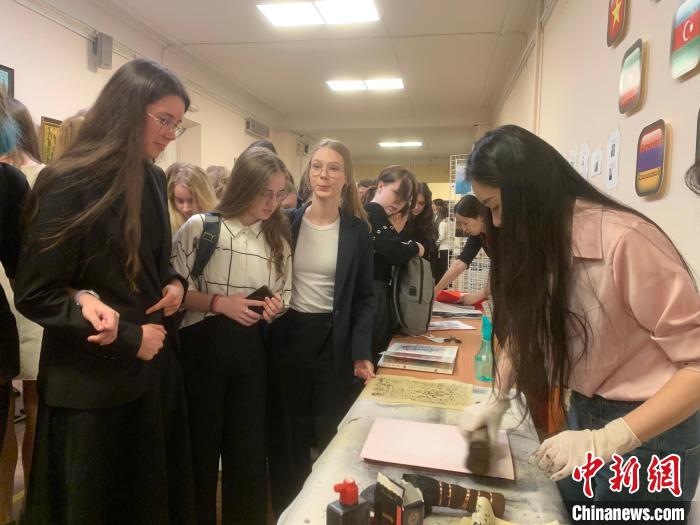 4月21日，莫斯科國立語言大學(xué)孔子學(xué)院附屬中學(xué)舉辦“國際中文日”活動(dòng)，學(xué)生們體驗(yàn)雕版印刷。　莫斯科國立語言大學(xué)孔子學(xué)院 供圖