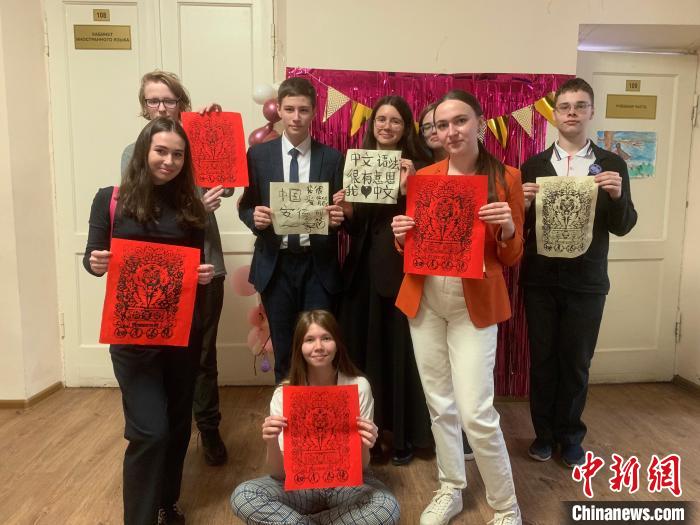4月21日，莫斯科國立語言大學(xué)孔子學(xué)院附屬中學(xué)舉辦“國際中文日”活動(dòng)，學(xué)生們展示自己的學(xué)習(xí)成果?！∧箍茋⒄Z言大學(xué)孔子學(xué)院 供圖