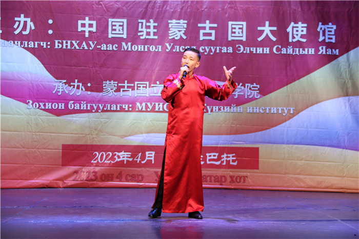 一等獎選手賀希格中學的包勒爾德表演貫口《玲瓏塔》。蒙古國立大學孔子學院供圖