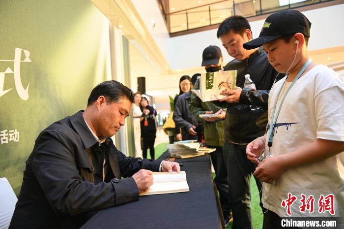 薛濤進行圖書簽售。　于海洋 攝