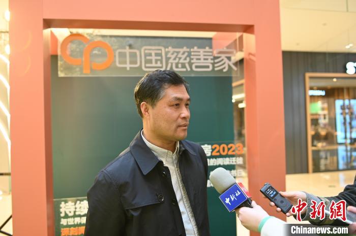 薛濤接受采訪?！∮诤Ｑ?攝