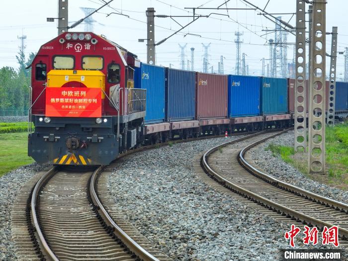 中歐班列長(zhǎng)安號(hào)俄羅斯菜籽油回程石羊集團(tuán)專列順利抵達(dá)西安國(guó)際港站。　西安國(guó)際港務(wù)區(qū)供圖