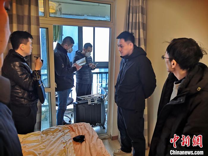 丹東市公安局民警抓捕犯罪嫌疑人，在其家中進(jìn)行搜查?！〉|市公安局供圖