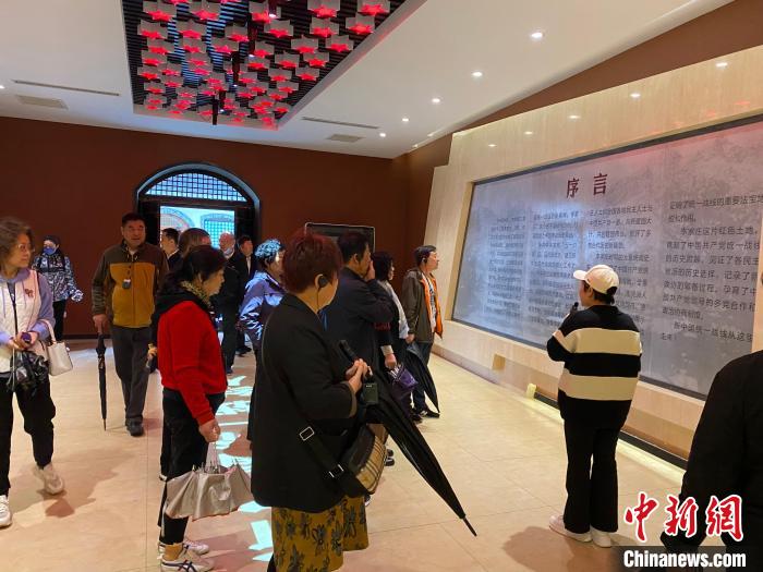 中共中央統(tǒng)戰(zhàn)部舊址里參觀者絡(luò)繹不絕。　李曉偉 攝