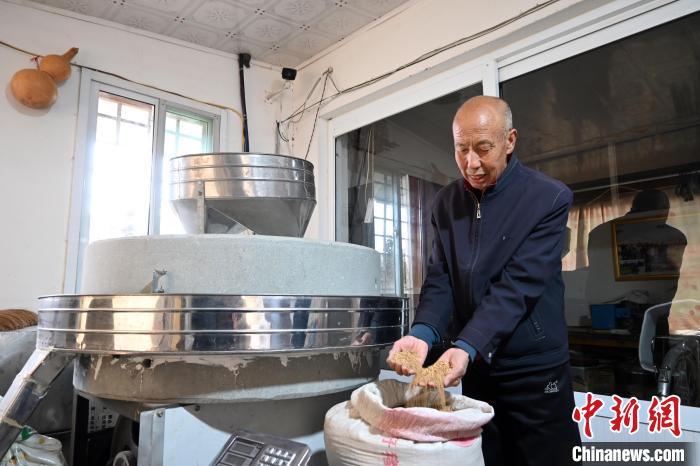 李家莊村民谷文朝重拾父輩的手藝，做起石磨面粉的營生?！〉杂鸺?攝