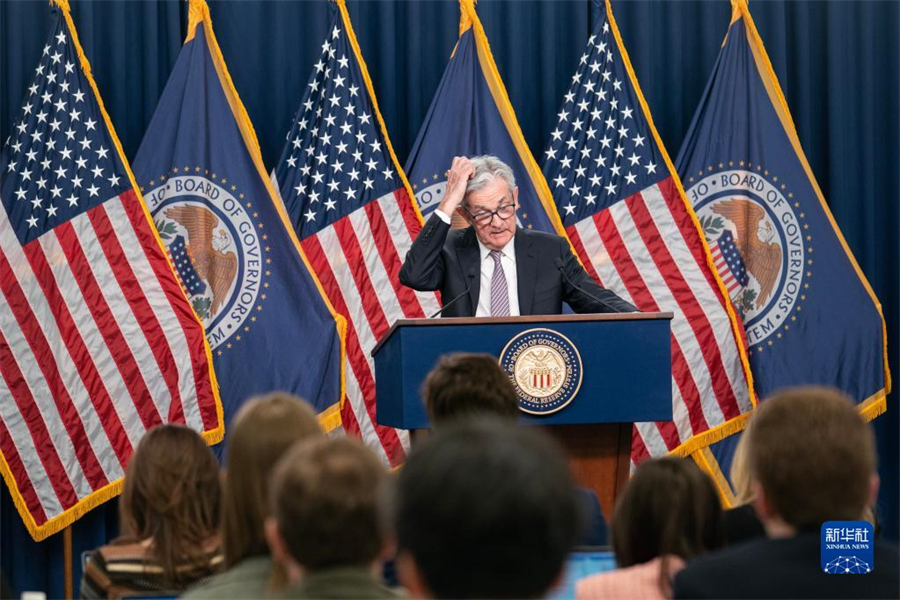5月3日，美國(guó)聯(lián)邦儲(chǔ)備委員會(huì)主席鮑威爾在華盛頓出席新聞發(fā)布會(huì)。美國(guó)聯(lián)邦儲(chǔ)備委員會(huì)3日結(jié)束為期兩天的貨幣政策會(huì)議，宣布再次將聯(lián)邦基金利率目標(biāo)區(qū)間上調(diào)25個(gè)基點(diǎn)到5%至5.25%之間。新華社記者劉杰攝