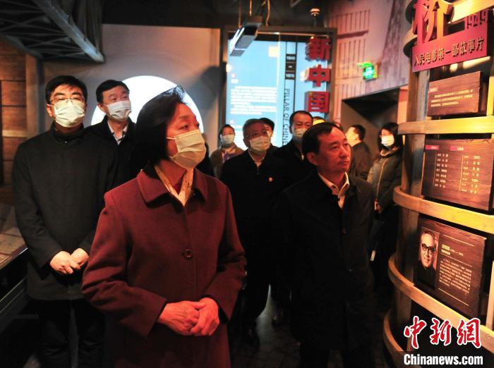 臺盟中央主席蘇輝近日率調(diào)研組赴吉林開展重點考察調(diào)研。圖為在長影舊址博物館考察吉林特色文化產(chǎn)業(yè)發(fā)展?！「啐埌?攝