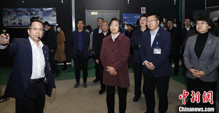 臺盟中央主席蘇輝近日率調(diào)研組赴吉林、遼寧開展重點考察調(diào)研。圖為在中航工業(yè)沈陽飛機(jī)設(shè)計研究所調(diào)研?！∨_盟中央供圖