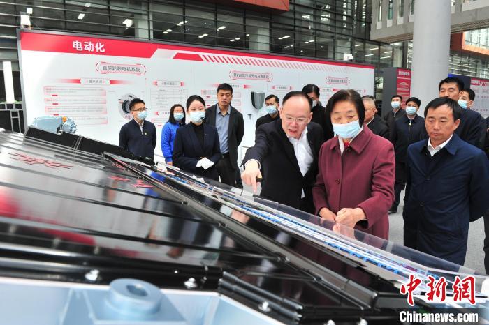 臺盟中央主席蘇輝近日率調(diào)研組赴吉林開展重點考察調(diào)研。圖為在中國第一汽車集團(tuán)有限公司調(diào)研?！「啐埌?攝