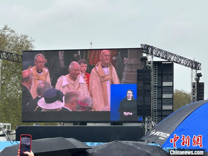 當?shù)貢r間5月6日，英國國王查爾斯三世的加冕儀式舉行。民眾雨中觀看儀式?！W陽開宇 攝