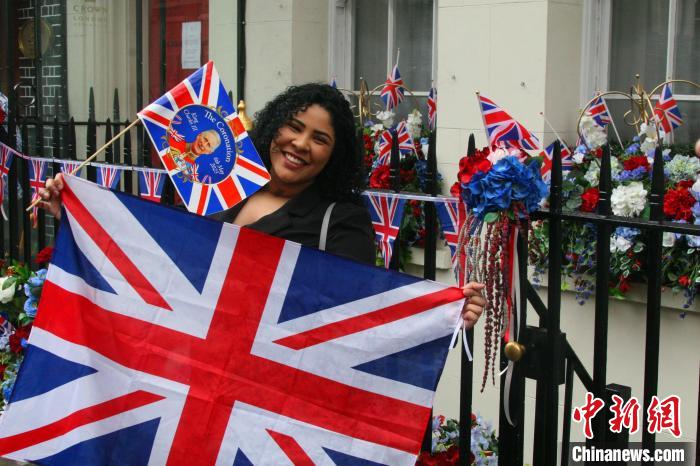 當?shù)貢r間5月6日，英國國王查爾斯三世的加冕儀式舉行。圖為前往觀禮區(qū)的民眾。　張平 攝