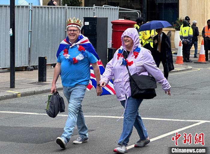 當?shù)貢r間5月6日，英國國王查爾斯三世的加冕儀式舉行。圖為前往觀禮區(qū)的民眾。　歐陽開宇 攝