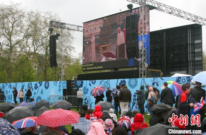 當?shù)貢r間5月6日，英國國王查爾斯三世的加冕儀式舉行。民眾雨中觀看儀式?！W陽開宇 攝