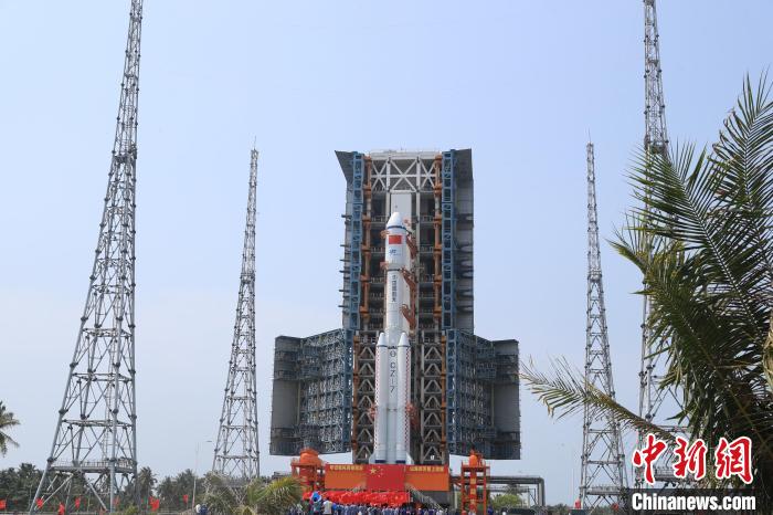 北京時(shí)間5月7日，天舟六號(hào)貨運(yùn)飛船與長(zhǎng)征七號(hào)遙七運(yùn)載火箭組合體垂直轉(zhuǎn)運(yùn)至發(fā)射區(qū)?！∏窳④?黃國(guó)暢 攝