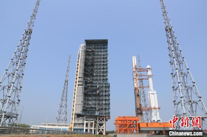 北京時(shí)間5月7日，天舟六號(hào)貨運(yùn)飛船與長(zhǎng)征七號(hào)遙七運(yùn)載火箭組合體垂直轉(zhuǎn)運(yùn)至發(fā)射區(qū)?！∏窳④?黃國(guó)暢 攝