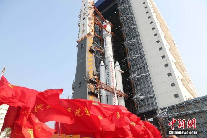 圖為轉(zhuǎn)運(yùn)現(xiàn)場。攝影 邱立軍 黃國暢