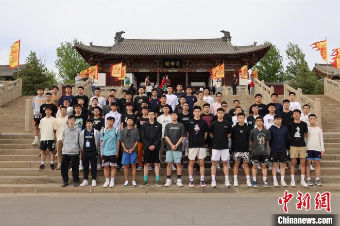 比賽結(jié)束后，兩岸學(xué)生參訪高平炎帝陵?！≈鬓k方供圖