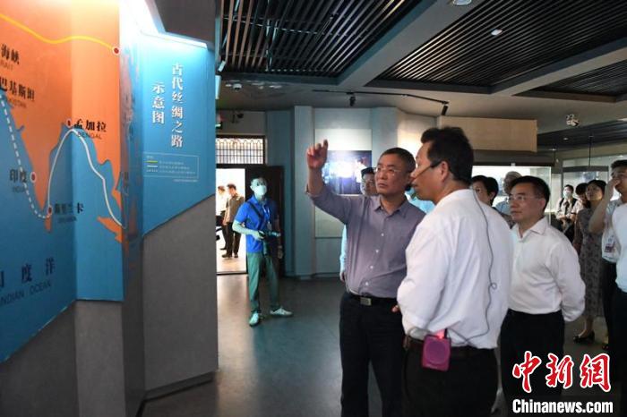 圖為蔡達(dá)峰一行在合浦漢代文化博物館考察?！×趾?攝