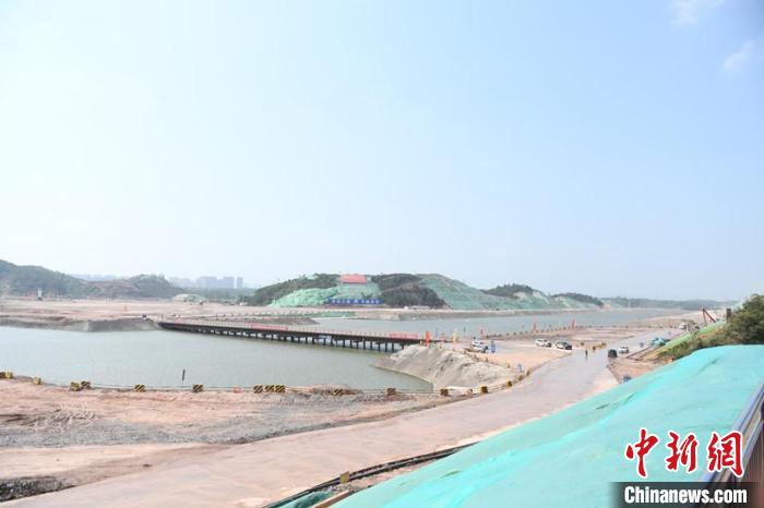 圖為平陸運(yùn)河青年樞紐工程項(xiàng)目現(xiàn)場(chǎng)?！×趾?攝