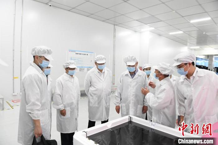 圖為蔡達(dá)峰一行在惠科電子(北海)科技產(chǎn)業(yè)園調(diào)研?！×趾?攝