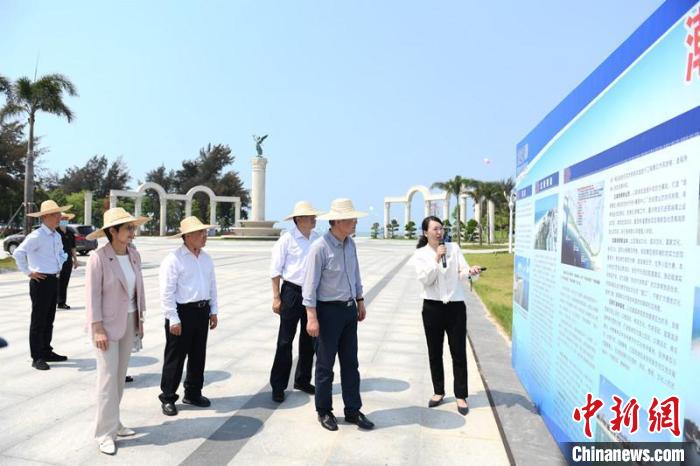 圖為蔡達(dá)峰一行了解北海銀灘景區(qū)改造提升工程情況?！×趾?攝