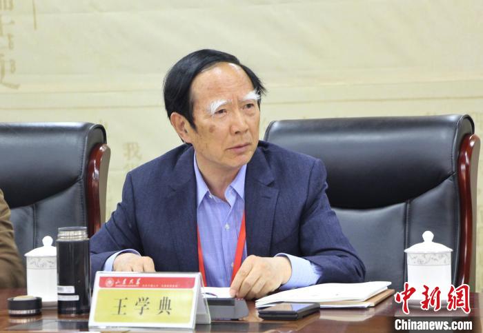 山東大學(xué)儒學(xué)高等研究院執(zhí)行院長、《文史哲》雜志主編王學(xué)典主持首場主題發(fā)言?！≮w曉 攝