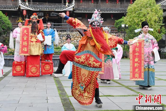 “00后”戲曲演員在楓香瑤寨表演溆浦辰河目連戲?！钊A峰 攝