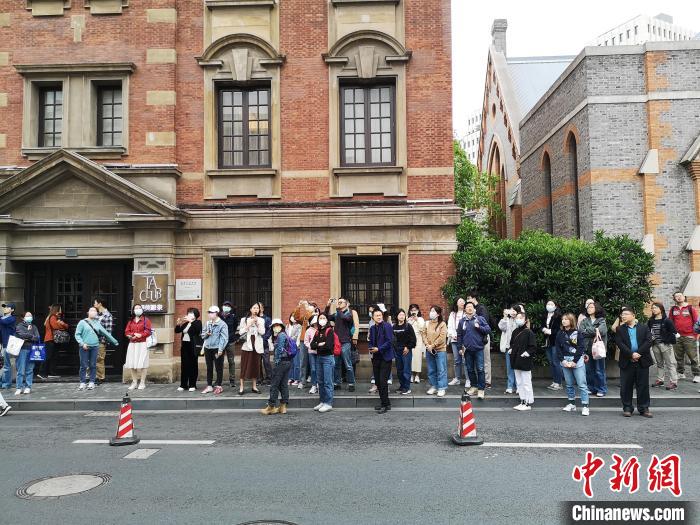 新階層人士走讀“外灘源”?！》队畋?攝