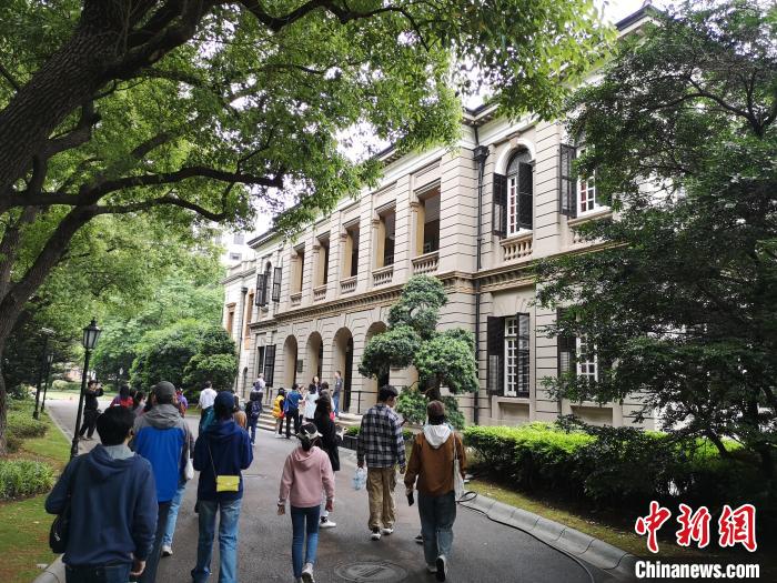 新階層人士參觀英國駐滬領(lǐng)事館?！》队畋?攝