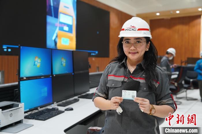 5月8日，客票系統(tǒng)負(fù)責(zé)人展示樣票。趙玅圓 攝