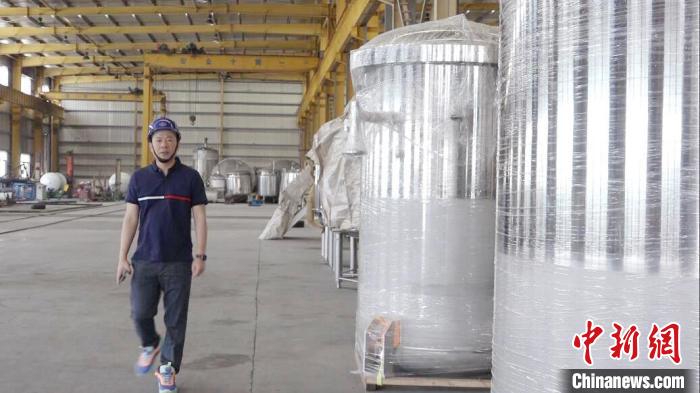 汪光典在不銹鋼罐體生產車間?！垈髅?攝