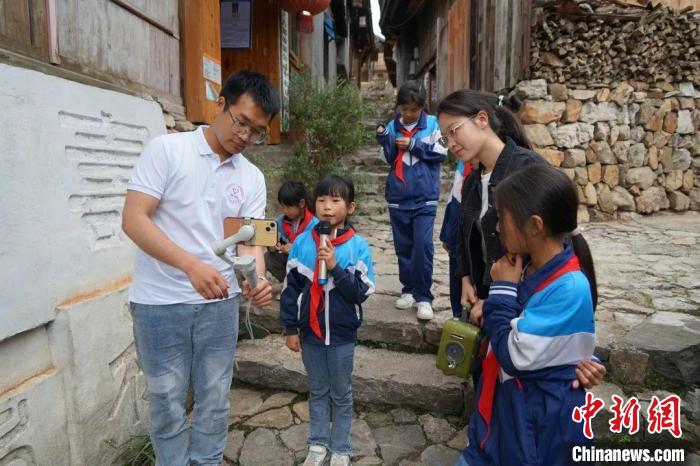 杜曉帆與該中心教師團(tuán)隊(duì)積極探索文化遺產(chǎn)方法論，深耕鄉(xiāng)村遺產(chǎn)領(lǐng)域?！?fù)旦大學(xué)國土與文化資源研究中心供圖