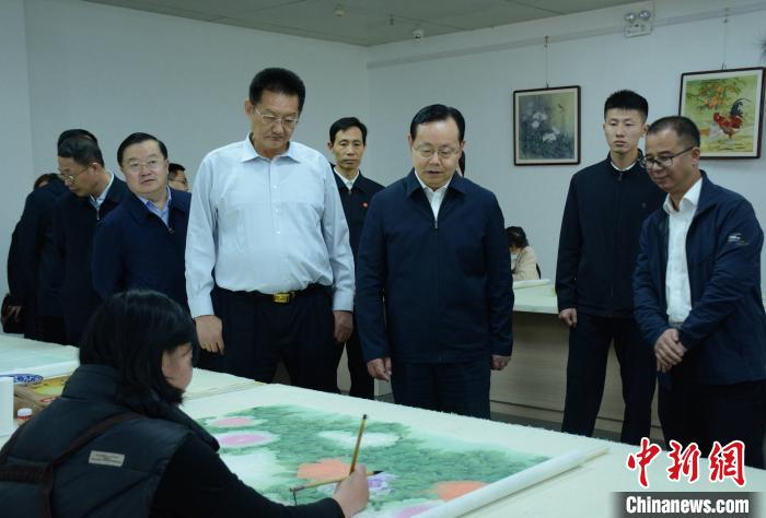致公黨中央主席蔣作君近日率調(diào)研組赴山東開展重點考察調(diào)研。圖為在菏澤市巨野縣書畫院調(diào)研?！五?攝
