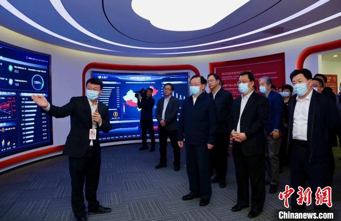 致公黨中央主席蔣作君率調(diào)研組赴天津開展重點考察調(diào)研。圖為在云賬戶共享經(jīng)濟信息咨詢有限公司調(diào)研?！⒖∩n 攝