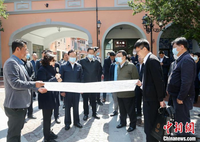 致公黨中央主席蔣作君近日率調(diào)研組赴天津開展重點考察調(diào)研。圖為在佛羅倫薩小鎮(zhèn)調(diào)研?！⒖∩n 攝