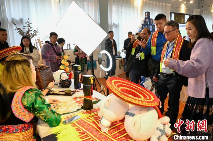 東盟國家媒體記者了解雪峰山非遺出海直播?！堊?攝