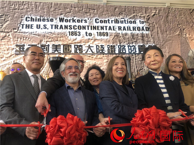 圖為（從右到左）方李邦琴、加州副州長康依蓮、舊金山市議長佩斯金、中國駐舊金山副總領(lǐng)事潘慶江在剪彩。人民網(wǎng)記者 鄧圩攝