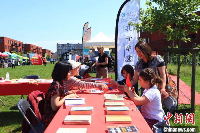 孩子們在工作坊學(xué)習(xí)剪紙?！◆斻肟鬃訉W(xué)院供圖